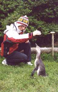 Anita und junger Pinguin