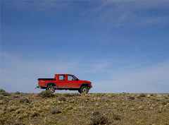 Roter Pickup in der Pampa