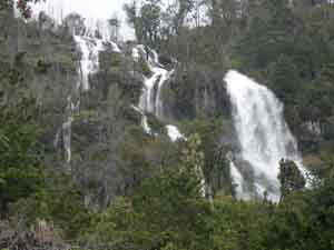 Wasserfall am Estuario de Reloncaví
